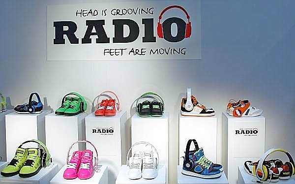 Radio und Sneaker im Partner-Look
