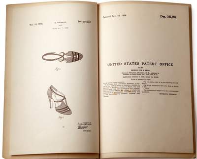 Auf Grundlage eines historischen Schuhdesigns, für das Stuarts Vater, Seymour Weitzman, im Jahr 1936 ein US-Designpatent erhielt, feiert der einzigartige TStrap- Schuh mit doppelt gekreuzten Riemchen den glamourösen Stil der Marke mit einem hochmodischen, aktuellen Design.