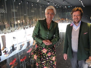Rosenheims Oberbürgermeisterin Gabriele Bauer besichtigt zusammen mit Achim Gabor das Schuh- und Zeitgeschichtemuseum