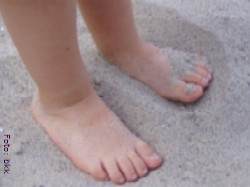 [title] - Barfuß laufen ist gesund und der Sommer eine gute Gelegenheit für diese einfache Therapie. Es lohnt sich, zumindest in der Wohnung, im Garten und auf sauberen Wiesen auf Schuhwerk zu verzichten. Perfekt für die Füße sind Spaziergänge an Sand- oder Kieselstrand.