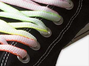 zweifarbige Schnürsenkel und  coole Bindetechniken peppen Sneaker auf