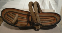 Hundert Jahre alte gewölbte Sandalen mit Zehenschlaufen aus Uganda