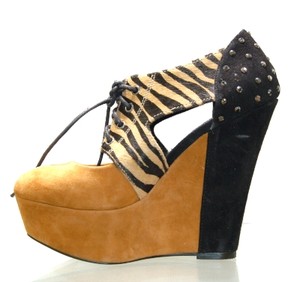 Wedges: Schuhe mit Keilabsätzen sind eine standfeste Alternative zu hohen Hacken