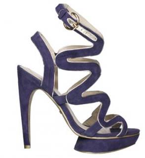 Laetitia Klein Sandale - Centurion Blue Edle Leder Sandalen aus blauem Wildleder mit Lackleder Elementen am Oberschuh und hohem Absatz mit aufgesetztem asymetrischem Plateau. Speziell entwickelte gebogene 13cm Hacke. Kompleter Schuh besteht aus Leder. Innenschuh durchgenäht aus Leder und goldener Ledersohle Laetitia Klein Sandale - Centurion Blue Edle Leder Sandalen aus blauem Wildleder mit Lackleder Elementen am Oberschuh und hohem Absatz mit aufgesetztem asymetrischem Plateau. Speziell entwickelte gebogene 13cm Hacke. Kompleter Schuh besteht aus Leder. Innenschuh durchgenäht aus Leder und goldener Ledersohle.