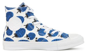 Converse Sneaker Blaue Erdbeeren designt by Marimekko