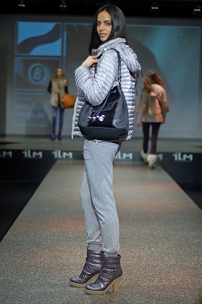 In Lackschwarz/Grau macht die Beuteltaschen von Bogner eine elegante Figur
