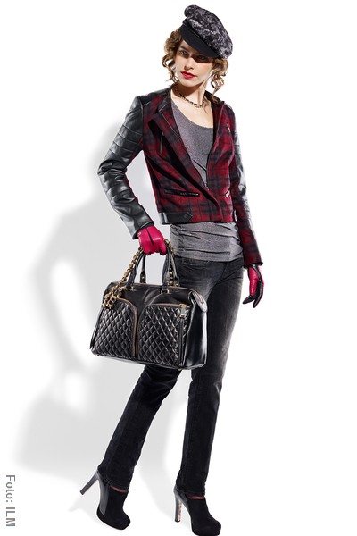 Die Stepptasche mit lederdurchzogener Kette lässt den Stil von Chanel aufleben. Outfit: Rich & Royal Mütze: Seeberger Handschuhe: Roeckl Schuhe: Belmondo, Handtasche Abro