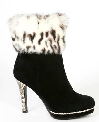 Schwarze_Stiefelette_mit_fellbesatz_und_ReptilAbsatz_von_RosaRot