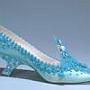 Blauer Seidenpumps, Roger Viver, ca 1960<br />Dieser Schuh von Roger Vivier, dem "Fabergé der Schuhe" ist ein klassisches Beispiel von Vivier's meisterhafter Kombination von innovativer Gestaltung and dramatischer Verzierung.<br />Foto ©2001 The Metropolitan Museum of Art. 