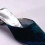 Blauer Seiden Mule mit gerolltem Leder-Absatz. Beth Levine, 1954.<br /><br />Information: Der gerollte Leder-Absatz ist eine Neuigkeit und typisch für das innovative Design von Beth Levine's Arbeiten.<br />Foto: Ron Wood