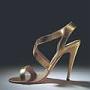 Goldene Stiletto Sandale für Kinder. Manolo Blahnik, 1995. Die "turmhohen" Stilettos Blahnik's wurden zum Inbegriff für Luxus im späten 20 Jahrhundert. Diese goldene Kinder-Abendsandale zeigt die elegante Erotik des Blahnik'schen Designs.<br />Foto: Ron Wood