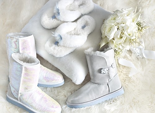 Mit der  „I Do“ Wedding Collection von UGG Australia sind die besten Vorraussetzungen  geschaffen um keine kalten Füße vor der Trauung zu bekommen. Schimmernde, kuschelige Glitzer-Modelle mit Pailletten und Schmucksteinen für die Braut und ihre Brautjungfern und  <br />Lammfell überzogenen Zehengreifer für einen entspannenden Spa-Tag nach einer aufregenden, langen Hochzeit(snacht).