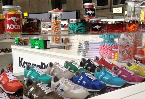 Sneaker in Bonbonfarben präsentierte KangaROOS auf der Bread & Butter in Berlin. Erdbeere, Himbeere, Zitrone, Minze - die farbenfrohen Sneaker gesellten sich im KangaROOS "Candy Shop" neben Fruchtbonbons, Kaugummis und süße Drops.