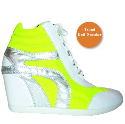 Absolut im Trend liegen Keil-Sneaker mit verstecktem Keilabsatz, der optisch für lange Beine sorgt. Foto: Keil-Sneaker von Marc in der Farbkombi neon-gelb, weiss, silber.