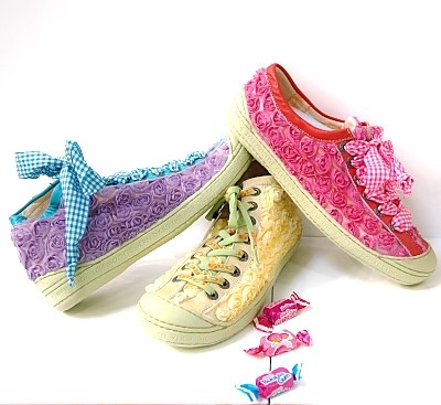 Pure Romantik versprühen Eject Sneaker in Bonbonfarben, die über und über mit Rosenblüten geschmückt sind und mit Seidenbändern einen zusätzlichen verspielten Touch erhalten.