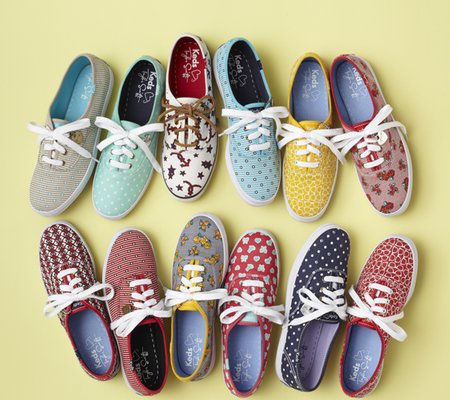 Die erste Keds Taylor Swift Kollektion umfasst den legendären Keds-Champion-Sneaker in sieben neuen Varianten. Die Prints reichen von Mini-Gitarren, Polka Dots über große Blumensträuße bis hin zu Sonnenbrillen.