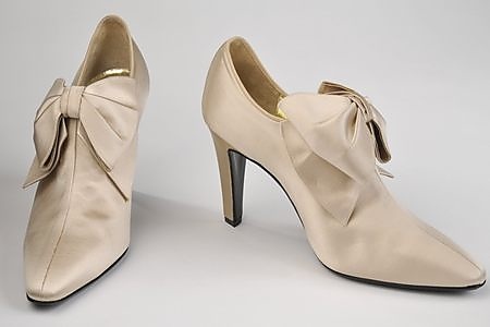 Hochfront-Pumps Seide  ROGER VIVIER. 1987