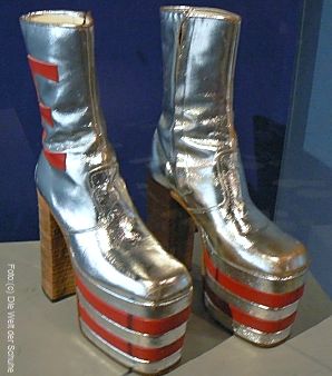 Plateaustiefel , die Elton John während seiner Auftritte trug Bata Schuhmuseum Toronto