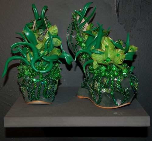 Svenja Ritter verwandelt einfache Damenschuhe mit Nadeln, Perlen, Plastik und anderen Werkstoffen in Kunstobjekte und demonstriert so die Grenze zwischen Normalität und Fremdartigkeit.