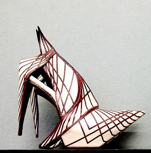 Die Designerin Deniz Terli setzt auf einzigartig geformte Silhouetten und extreme Details. Ihre avantgardistischen Styles sind für Frauen, die es lieben, ihre feminine Seite ebenso zu unterstreichen, wie ihre Persönlichkeit. Kein anderer Schuh eignet sich dazu besser als High-Heels