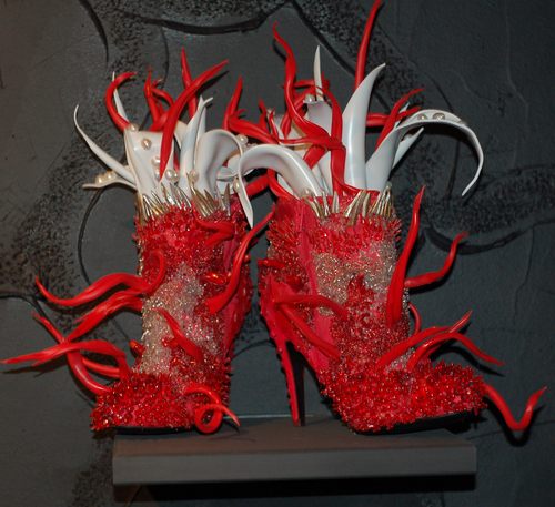 Die Untragbarkeit ihrer Kunstwerke wird durch Aufbauten im Schuhinneren betont. Damit will Svenja Ritter zum Ausdruck bringen, dass so manche Killer-Heels von Star-Designern Frauen einiges abverlangen: Eine „Tortour of fashion“, wie sie es nennt.