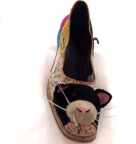 Der Schuhdesigner Tetsuya Uenobe fertigte seine Linie "Wearable Art" ursrprünglich als Blickfang für eine Messe. Heute sind die fantasievollen Schuhe, die Namen wie<br />"sich ausstreckende Katze" tragen bekannter als seine handwerklich gefertigten Schuhwerke.