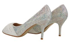 [title] - Glitzernde Schmucksteine, Strass und Swarovski Kristalle machen jedes Paar Schuhe zum Juwel. Wer nicht selbst Hand anlegen möchte, kann sich seine eigenen Schuhe professionell aufpeppen lassen. Abendschuhe und Brautschuhe werden so garantiert zum glamourösen Unikat.