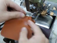 Wie eine Handtaschen entsteht - Die Herstellung einer Ledertasche erfordert Fingerspitzengefühl und die Erfahrung eines Fachmanns.