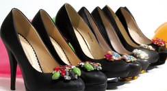 Schuhschmuck peppt Schuhe auf - Ob extravagant oder schlicht, Schuclipse, Schuhbroschen, Schnürsenkel & Co machen aus jedem Paar Schuhe ganz persönliche Einzelstücke.