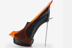 [title] - Mit der Ausstellung Killer Heels "The art of the High-Heeled-Shoe" widmet sich das Brooklyn Museum New York der Anziehungskraft, die seit eh und je von hochhackigen Schuhen ausgeht, ihrem Wandel im Laufe der Geschichte und ihrer Bedeutung als Mode-Statement, Fetisch- und Macht-Instrument und sowie als Kunstwerk.