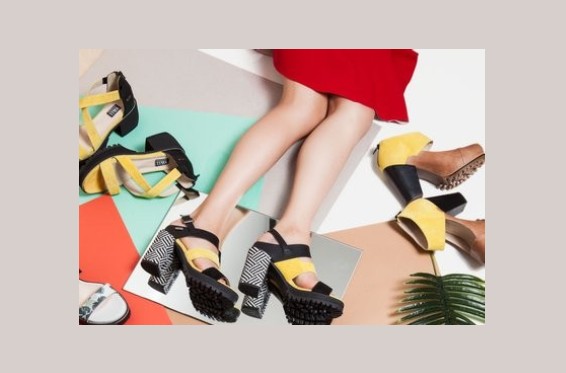 [title] - Hinter dem Newcomer Label  YALL steht Marta Montalváo, Die studierte Modedesignerin kombiniert natürliche Materialien wie Holz oder Leder mit leichten Oberflächenstrukturen und rustikalen Elementen. Das Ergebnis sind urbane und trendige Schuhe mit klarem, ästhetischem Design.
