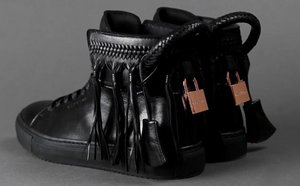 Buscemi: Sneaker der Luxusklasse - Jon  Buscemi versteht es, mit seinem 2013 gegründeten Luxus-Label Begehrlichkeiten zu wecken. Auch wenn sich die feinen Leder Sneaker nicht jeder leisten kann, haben sie schnell ihre Fangemeinde rund um den Globus gefunden. 