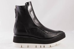 [title] - Das charakteristische an  Daniela Catraia Schuhen ist die klare, minimalistische Formensprache gepaart mit starken Kontraste. Die portugiesische Schuhdesignerin kombiniert massive Formen mit soften High-Tech- Materialen und natürlichem Leder. Außerdem schafft sie starke Akzente durch kontrastierende Farbkombis.