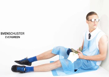 Sven Schuster zählt zu den vielversprechenden jungen ‚Talenten’ im Bereich Modedesign. Für seine Abschlussarbeit kreierte der Necomer avantgardistische Streetwear und gemeinsam mit KangaRoos eine zum Thema passende Sneaker-Kollektion.