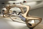 Zaha Hadid entwirft Stuart Weitzman Stores - Mit der Eröffnung eines internationalen Flagship-Stores auf der Luxuseinkaufsstraße Via Sant’Andrea in Mailand feiert Stuart Weitzman das Debüt seines innovativen Retail-Konzepts, das von der berühmten Architektin Zaha Hadid entworfen wurde.<br /><br />