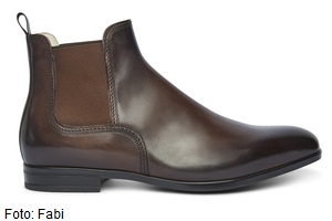 Elegant, kernig oder extravagant: Chelsea-Boots haben viele Gesichter und sind deshalb absolute Allrounder. Modemutige Männer greifen zu Farbe. Entweder allover, mit kontrastierendem Gummizug oder farbiger Sohle werden die Klassiker zum Eyecatcher. 