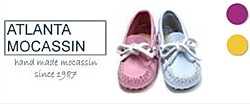 Handgefertigte Mokassins für die ganze Familie - Handgefertigter Mokassins für Babys, Kinder und Erwachsene bietet der portugiesische Schuhherstaller Atlanta Mocassin. So können Eltern und Kinder auch mal im Partner-Look trendy unterwegs sein.