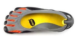 Fivefingers: Sohlen mit fuenf Fingern - Der Sohlenspezialist Vibram sorgte mit seiner Eigenentwicklung, dem FiveFingers für Aufsehen. Der Fußhandschuh ermöglicht individuelle Bewegungsfreiheit.  Der Fuß kann sich ungehemmt und frei bewegen. Die absolut flexible Vibram®-Sohle gewährleistet optimalen Grip, Leistungs- und Widerstandsfähigkeit, aber auch die korrekte Arbeitsweise aller Muskeln. Die spezielle Form des Fivefingers mit den fünf einzelnen Zehen ermöglicht deren individuelle Bewegungsfreiheit. Die Zehen passen sich dem Boden an und nehmen diesen wahr.