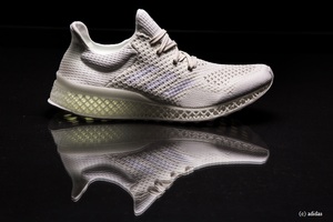 Stell Dir vor, Du gehst in einen adidas Store, läufst nur ein paar Schritte auf einem Laufband und bekommst im Handumdrehen einen neuen Laufschuh aus dem 3D-Drucker – dieser Vision kommt adidas mit der Futurecraft 3D Technologie jetzt einen großen Schritt näher.