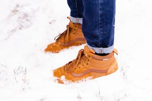 Wenn der erste Schnee naht, ist es höchste  Zeit, die warmen Winter-Schuhe hervor zu holen und sie auf Eis, Schnee und Salz vorzubereiten. Mit der richtigen Pflege ist es kein Problem, Schuhe gut durch den Winter zu kriegen.