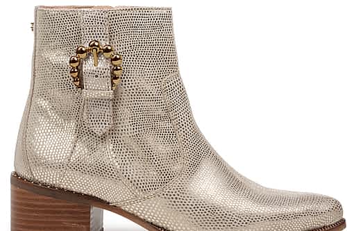 Leichte Materialien, helle Farben und maximaler Style: Diese Boots verleihen jedem Look eine entspannte Coolness. Besonders Cowboy-Boots zeigen jetzt, wie stark ein Fashion-Statement sein kann.