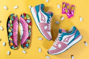 Limited Edition: KangaROOS X Sneakerholics - Gemeinsam mit der deutschen Sneaker-Community „Sneakerholics“ hat KangaROOS den Sneakerholics Germany x KangaROOS Coil R1 „Bubblegum“ auf den Markt gebracht. 