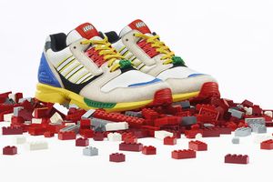 [title] - adidas und Lego haben im Rahmen der A-ZX-Serie einen Sneaker designt. Der bunte Sneaker ist eine Hommage an den klassischen Lego-Stein, der die Kindheit vieler geprägt hat.