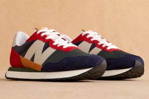 [title] - New Balance präsentiert seinen Sneaker 237 Boston im neuen Retro-Design. Der Sneaker ist eine Hommage an die charakteristischen New Balance-Schuhe aus den 1970er Jahren. 