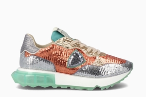 [title] - Schuhliebhaberinnen und Trendsetter lieben die außergewöhnlichen Luxus-Sneaker des französischen Designers Philippe Model. 