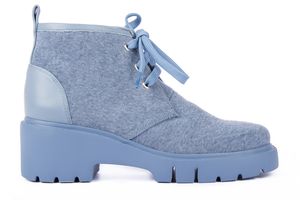 Denim Schuhe und Accessoires liegen im Trend und bieten jede Menge Styling-Möglichkeiten. 
