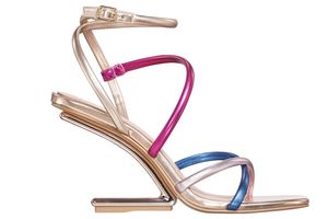 Es glänzt und glitzert in der Schuhmode. Ob Freizeitlook oder Party-Outfit Metallische Farben, Strass und Nieten setzen Glanzpunkte.