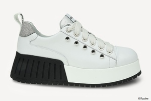 Weiße Sneaker sind ein Must-Have in jeder Garderobe. Neuerdings setzen Designer auf zweifarbige Sohlen als Hingucker. 