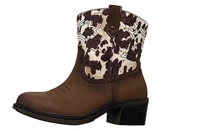 Westernboots haben zwar ihren Höhepunkt hinter sich, verschwinden aber nicht komplett aus der Mode. Auch in der Herbst-/Wintersaison 2025 sind sie noch zu sehen. Sie bringen einen lässigen Akzent in aktuelle Outfits.