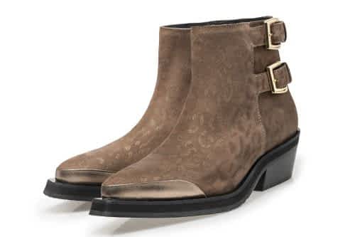 Spätestens wenn der Herbst Einzug hält freuen wir uns auf die neue Schuhmode.Ob feminin, sportiv oder rustikal: Stiefel, Boots, Loafer und Sneaker begleiten uns durch die kalte Jahreszeit . Wir haben die Highlights der Saison für dich zusammengestellt.